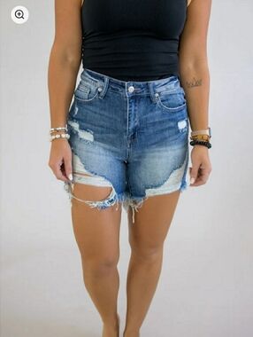 RISEN DISTRESSED MID THIGH DENIM SHORTS